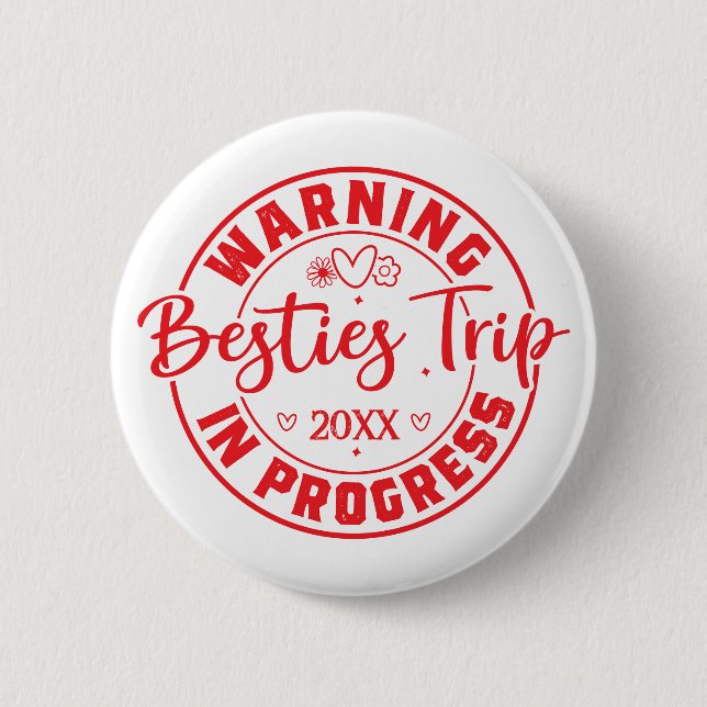 Badge Rond 5 Cm Avertissement Besties Voyage en cours Rouge sur bl (Devant)