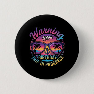 Badge Rond 5 Cm Avertissement Voyage pour les 40 ans en cours Drôl