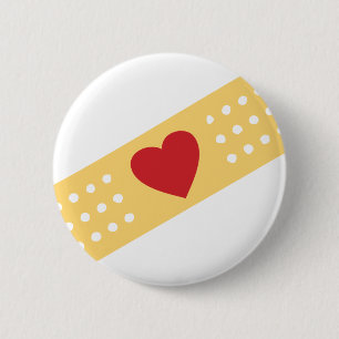 Badge Rond 5 Cm Bande-Aide avec un coeur rouge