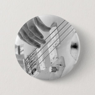 Badge Rond 5 Cm Bassiste, basse et main, image négative