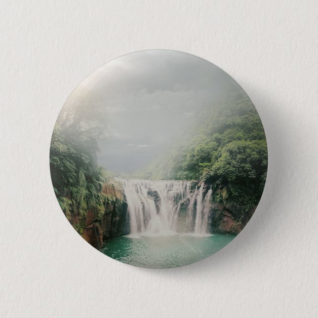 Badge Rond 5 Cm Belle cascade dans une forêt verdoyante (Devant)