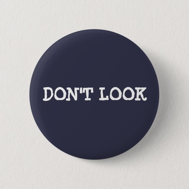 Badge Rond 5 Cm Bouton Ne Regarde Pas (Devant)