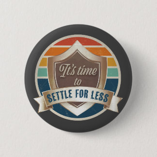 Badge Rond 5 Cm bouton / pin- Il est temps de se contenter de moin