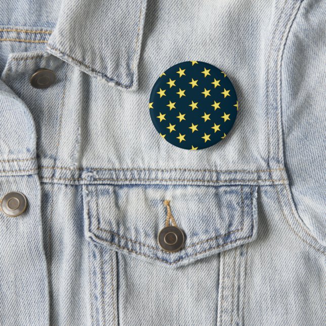 Badge Rond 5 Cm Boutons étoilés sur Arrière - plan bleu foncé (En situation)