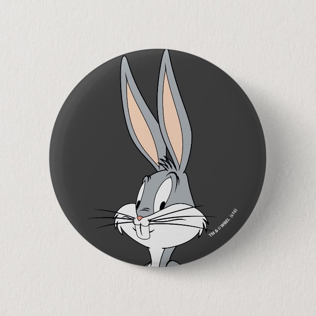 Badge Rond 5 Cm BUGS BUNNY™ | Mains sur les hanches (Devant)