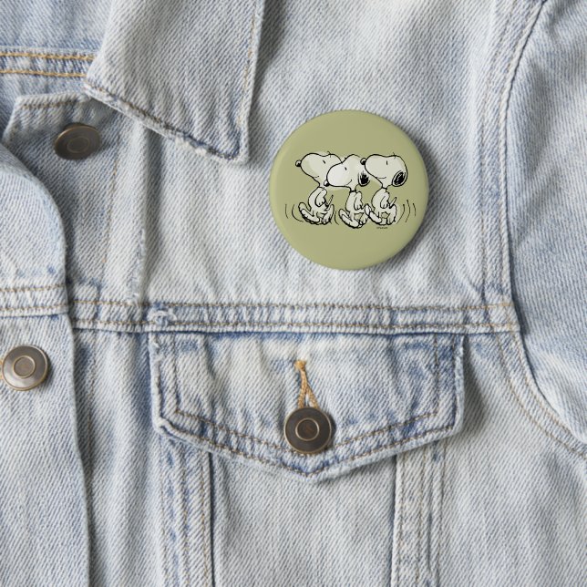 Badge Rond 5 Cm cacahuètes | Snoopy Walking Tall (En situation)