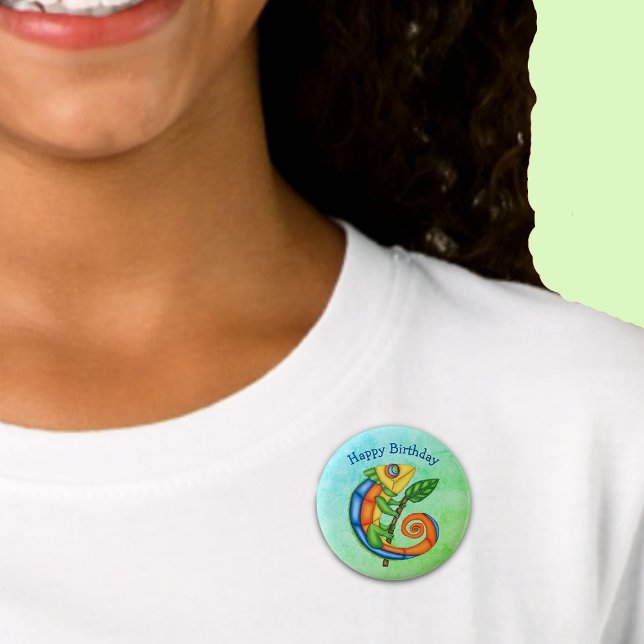 Badge Rond 5 Cm Caricature d'anniversaire Lizard couleurs vives su (Happy Birthday cartoon lizard in bright colours with leaf on blue green kids pin back button.)