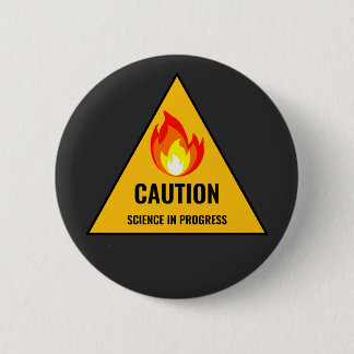 Badge Rond 5 Cm Caution Science in Progress