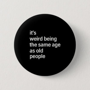 Badge Rond 5 Cm C'Est Étrange D'Être Le Même Âge Que Le Mari Des P