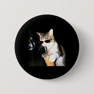 Badge Rond 5 Cm Chat Drôle Buvant du Café Glacé Humour Mème Chaton