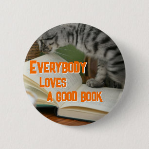 Badge Rond 5 Cm Chat drôle sur un livre disant