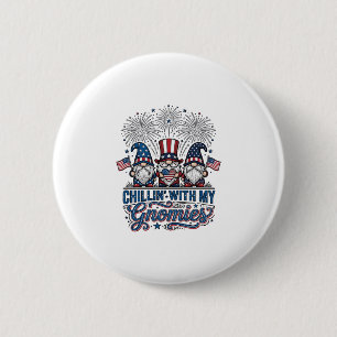 Badge Rond 5 Cm Chemise de Gnome Patriotique en Train de Se Détend