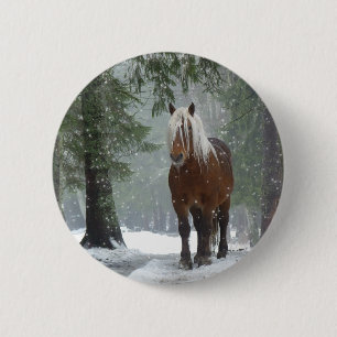 Badge Rond 5 Cm Cheval Brown dans une forêt d'hiver avec chute de 