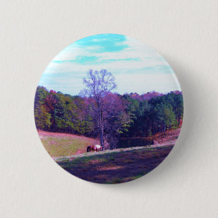 Badge Rond 5 Cm Cheval éloigné dans un champ violet