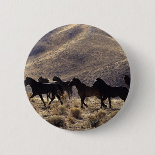 Badge Rond 5 Cm Chevaux sauvages de mustang dans le désert 1