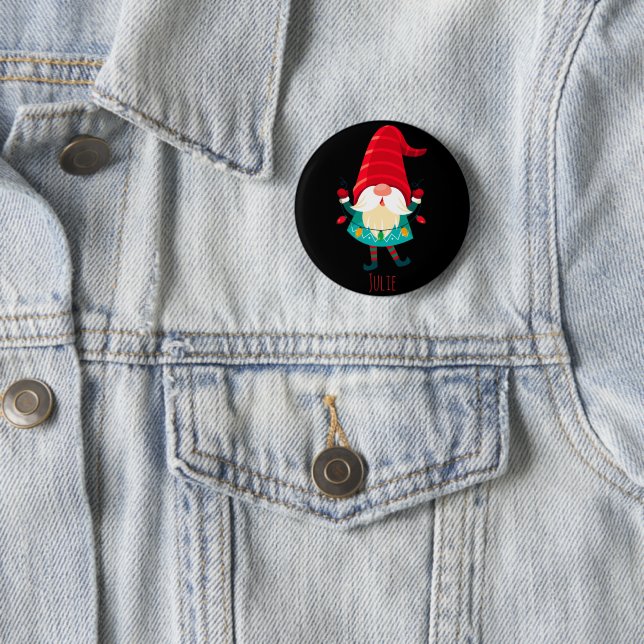 Badge Rond 5 Cm Christmas Gnome Holding Christmas Lights (En situation)