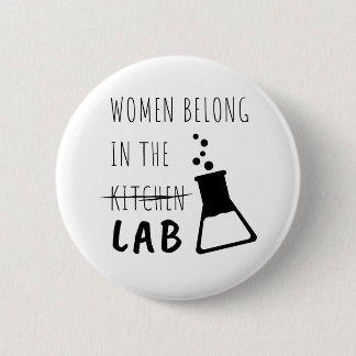 Badge Rond 5 Cm Citation De Femmes Dans Le Laboratoire De Scientif