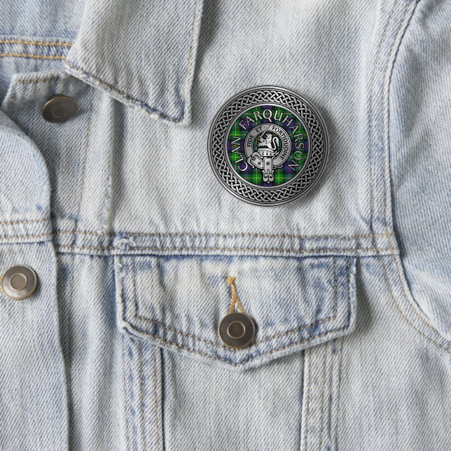 Badge Rond 5 Cm Clan Farquharson Crest & Tartan Knot (En situation)