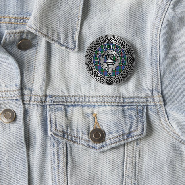 Badge Rond 5 Cm Clan Fergusson Crest & Tartan Knot (En situation)