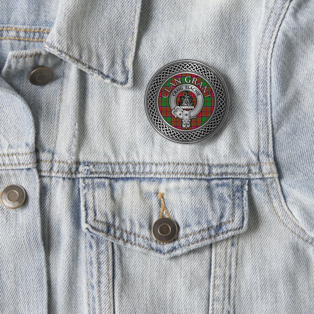 Badge Rond 5 Cm Clan Grant Crest & Tartan Knot (En situation)