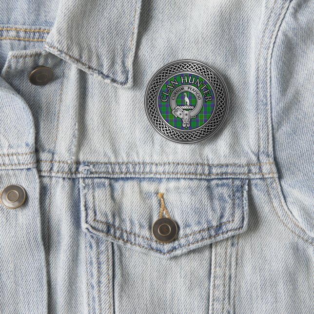 Badge Rond 5 Cm Clan Hunter Crest & Tartan Knot (En situation)