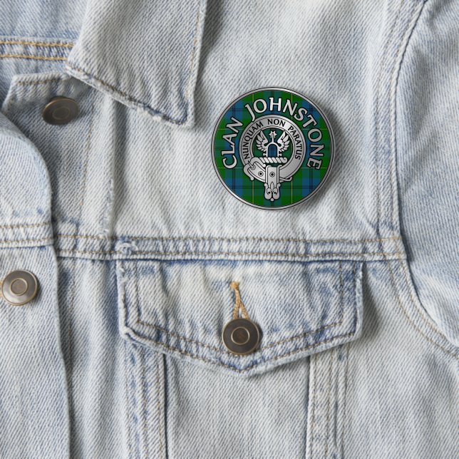 Badge Rond 5 Cm Clan Johnstone Crest & Tartan Knot (En situation)