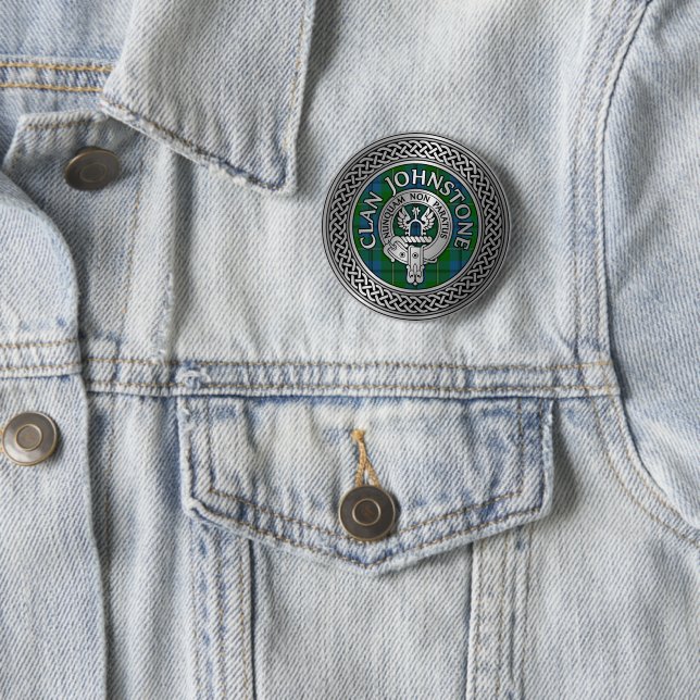 Badge Rond 5 Cm Clan Johnstone Crest & Tartan Knot (En situation)