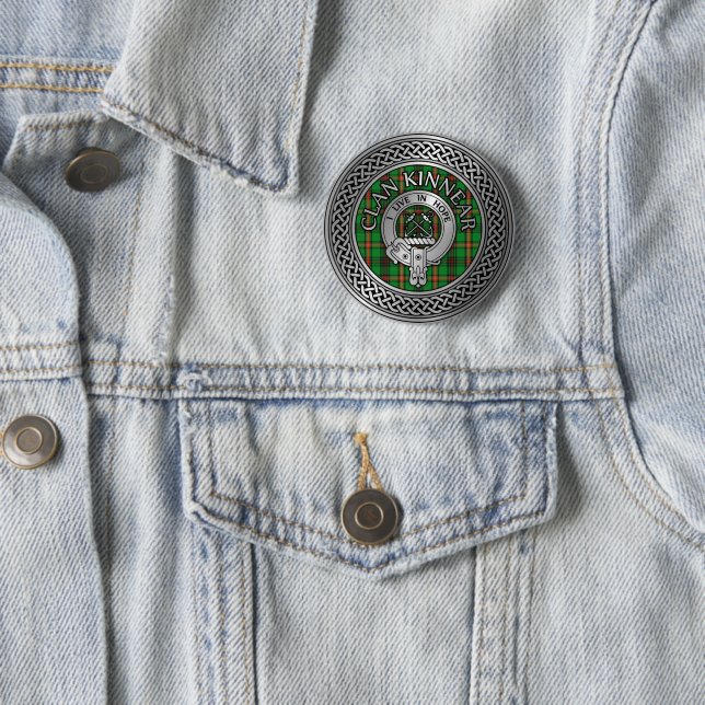 Badge Rond 5 Cm Clan Kinnear Crest & Tartan Knot (En situation)