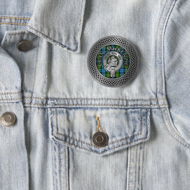 Badge Rond 5 Cm Clan MacKenzie Crest & Tartan Knot (En situation)