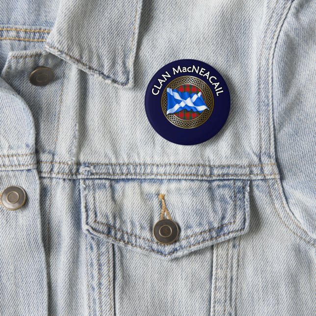 Badge Rond 5 Cm Clan MacNeacail Tartan Knot & Drapeau (En situation)