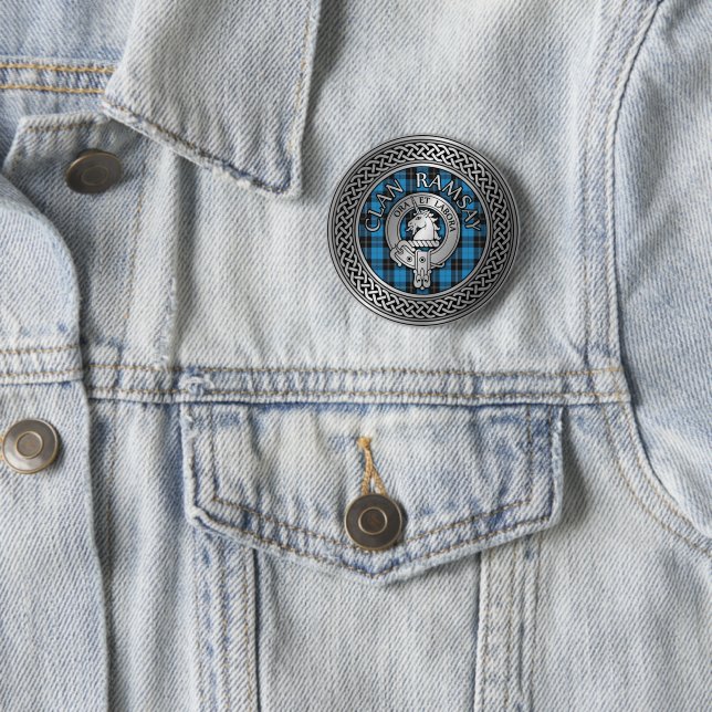 Badge Rond 5 Cm Clan Ramsay Crest & Hunting Tartan Knot (En situation)