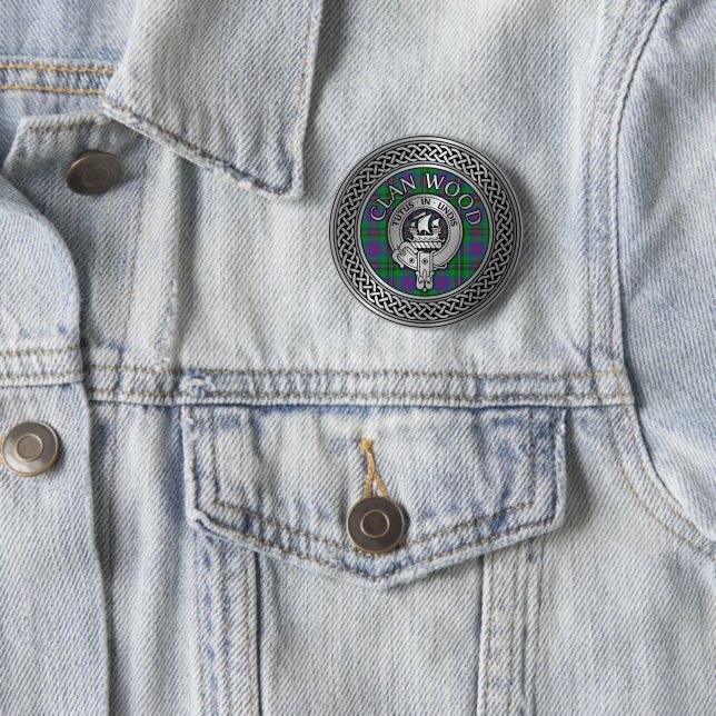 Badge Rond 5 Cm Clan Wood Crest & Tartan Knot (En situation)
