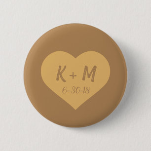 Badge Rond 5 Cm Coeur sculpté dans l'arbre avec initiales personna