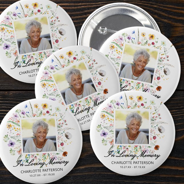 Badge Rond 5 Cm Dans Love Mémoire funéraire Fleurs sauvages (In Loving Memory funeral memorial photo on wildflowers button pin)
