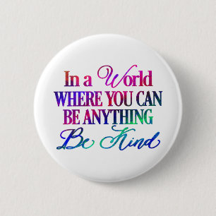 Badge Rond 5 Cm Dans un monde où l'on peut être n'importe quoi - ê