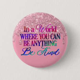 Badge Rond 5 Cm Dans un monde où vous pouvez être n'importe quoi..