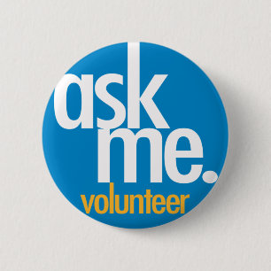 Badge Rond 5 Cm Demande-moi. Bouton volontaire bleu