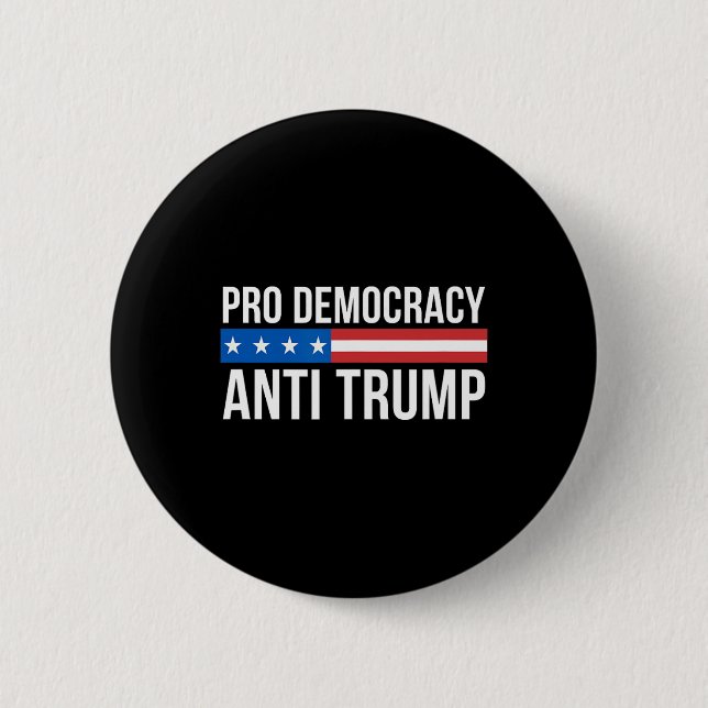 Badge Rond 5 Cm Démocratie - Anti Trump - (Devant)