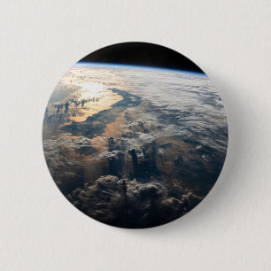 Badge Rond 5 Cm Des Poutres Sunglint Au Large De La Mer Des Célèbe