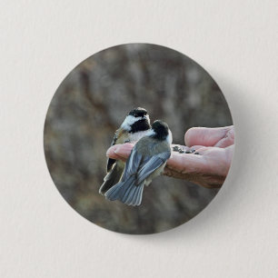Badge Rond 5 Cm Deux Chickadees sur une main