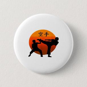 Badge Rond 5 Cm Deux combattants de karaté avec soleil levant et k