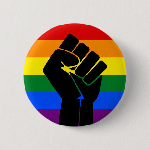 Badge Rond 5 Cm Drapeau de la LGBT Pride (Arc en ciel) avec poing 