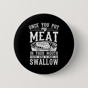 Badge Rond 5 Cm Drôle mettre de la viande dans la bouche grillant