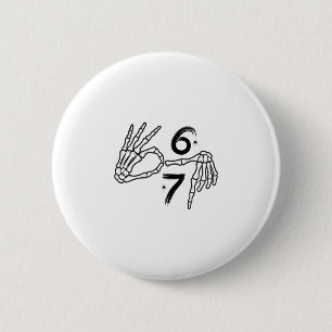 Badge Rond 5 Cm Drôle Six Sept 6 7 Mème 67 Main de squelette Hallo