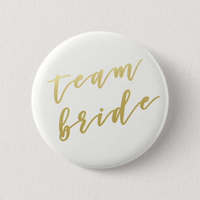 Badge Rond 5 Cm Épouse d'équipe | Faux Gold Script Blanc (Devant)