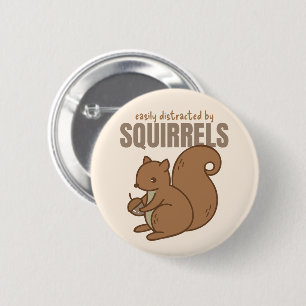 Badge Rond 5 Cm Facilement distrait par les écureuils   Écureuil