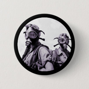 Badge Rond 5 Cm Filles de masque de gaz dans le pourpre