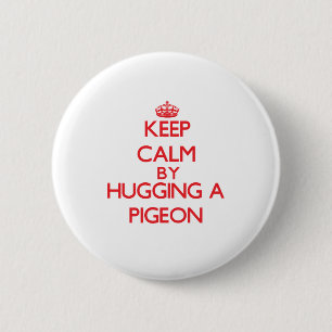 Badge Rond 5 Cm Gardez le calme en étreignant un pigeon