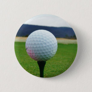 Badge Rond 5 Cm Golf Ball sur un terrain de golf de montagne