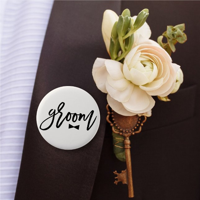 Badge Rond 5 Cm Groom Black Brush Script Bow Cravate de mariage ('Groom' Bow Tie Black Brush Script Calligraphy Wedding Rehearsal Pin Button @ fatfatin_blue_knot)